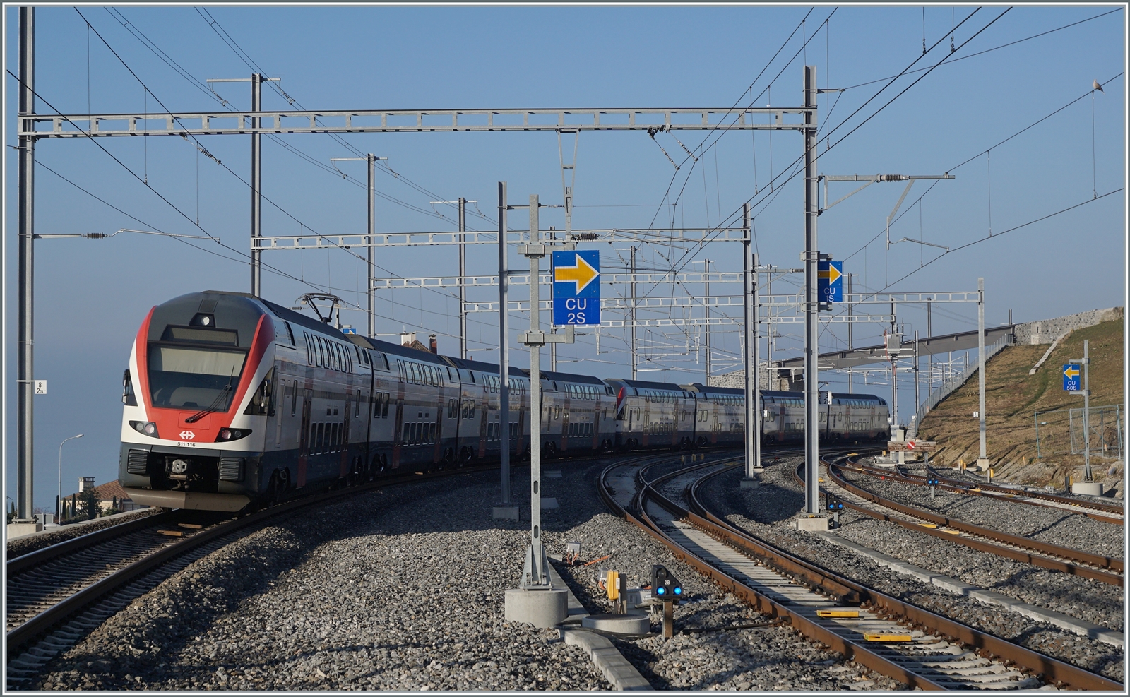Zwei SBB RABe 511 fahren als RE nach Annemasse im neu gestalteten Bahnhof von Cully vorbei. Sehr schön ist die Gleisentwicklung von Gleis zwei zu sehen, welche den hier endend und beginnenden RER Vaud dient.

16. Feb. 2023