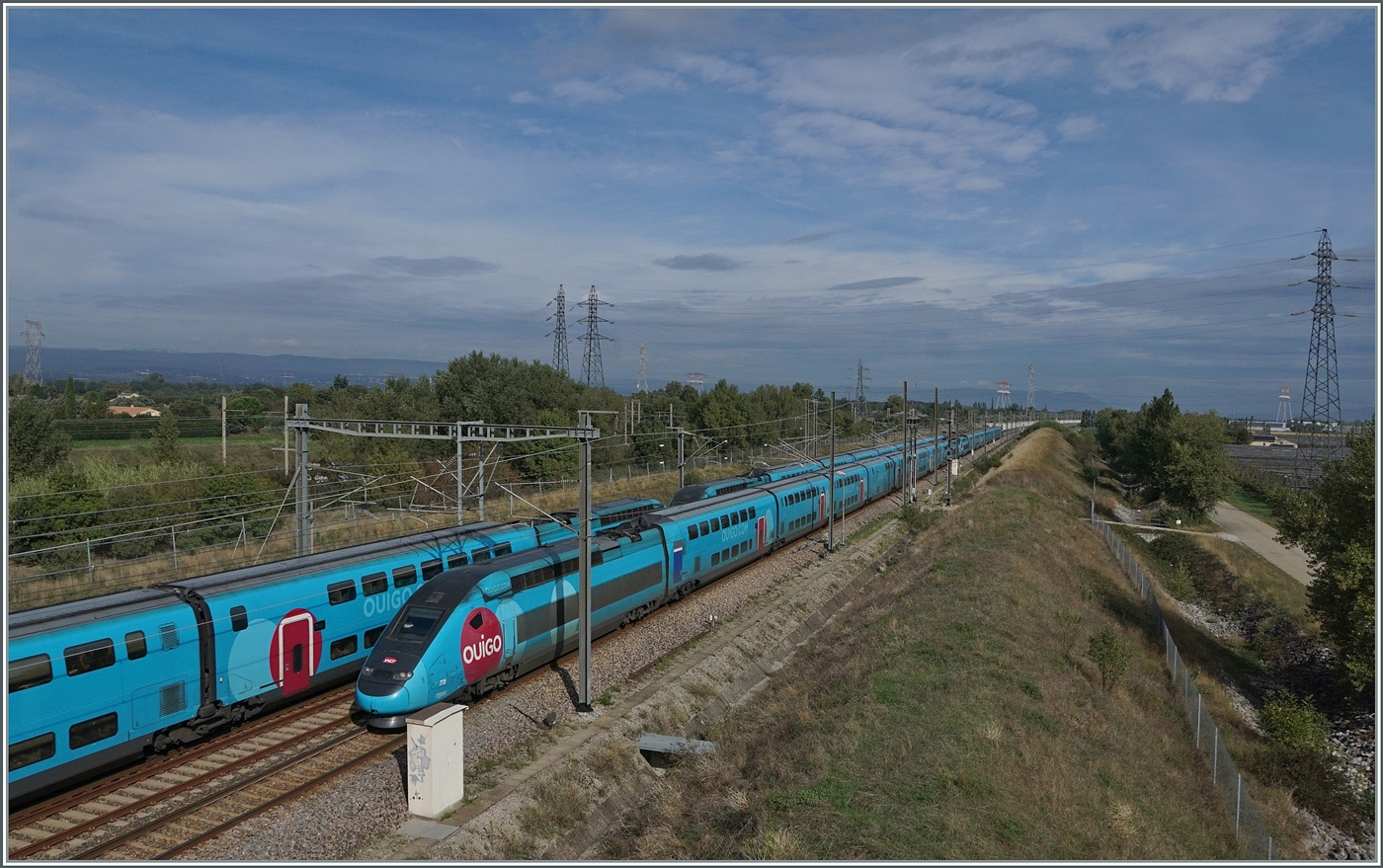 Zwei SNCF UOIGO TGV Züge sind in schneller Fahrt auf der Schnellfahrstrecke LGV Méditerranée von Combe-la-Ville nach Saint Louis LN5 unterwegs. Das Bild entstand bei Kilometer 577.3 bei Lapalud. Im Bild der SNCF OUIGO 7851 von Paris Gare de Lyon nach Nice-Ville mit den Rame 778 und 779 (rechts im Bild) und der SNCF OUIGO 7842 von Marseille St-Charles nach Lille Flanders mit den TGV Rame 787 und 780.

1. Oktober 2024