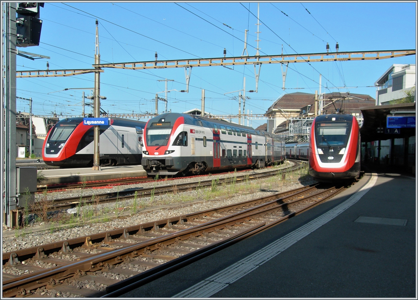 Zwischen zwei SBB RABe 502 (Twindexx) zeigt sich in Lausanne ein SBB RABe 511. Auf den kommenden Fahrplanwechsel Mitte Dez. 2025 sollen die RABe 511 durch RABe 512 ersetzt werden.

28. Aug. 2024  

