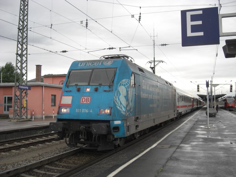 101 016-4 am 23.08.2008 auf dem Weg nach Salzburg. Hier im Bahnhof
von Freilassing.