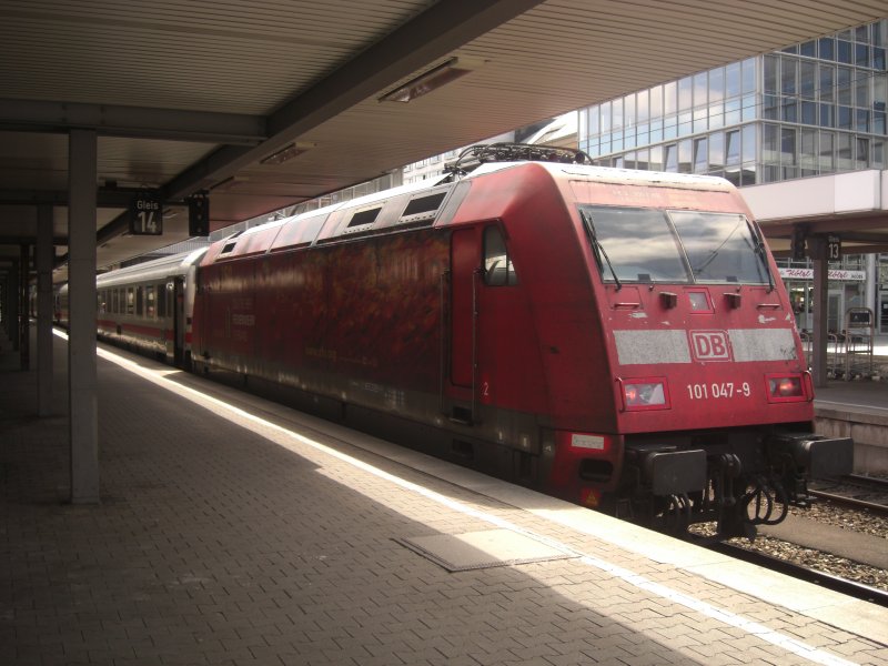 101 047-9  Feuerwehr-Lok  kurz vor der Ausfahrt aus dem Mnchner
Hauptbahnhof am 31. Mai 2009.