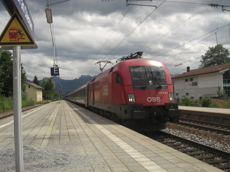 1016 030-7 bei der Durchfahrt des Bahnhofs von Prien am Chiemsee.
Aufgenommen am 10. Juli 2009.