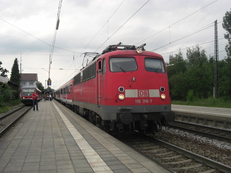 110 316-7 beim planmigen Halt im Priener Bahnhof. fotografiert am
4. Juni 2009.