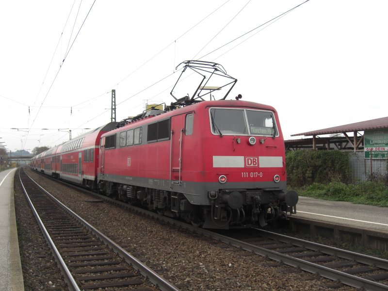 111 017-0 verlt am Zugende den Bahnhof von Bernau in Richtung
Mnchen. Aufgenommen am 8. November 2008.