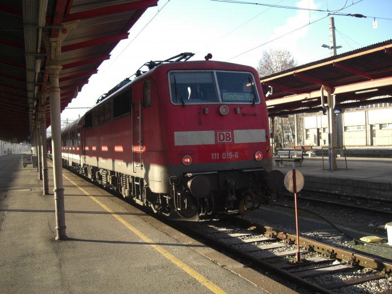 111 019-6 wartet am 30. Dezember 2008 im Salzburger Hauptbahnhof auf die Rckfahrt nach Mnchen.