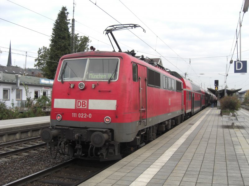 111 022-0 am Zugende eines RB in fahrtrichtung Mnchen. Aufgenommen
am 19. Oktober 2008 in Prien am Chiemsee.