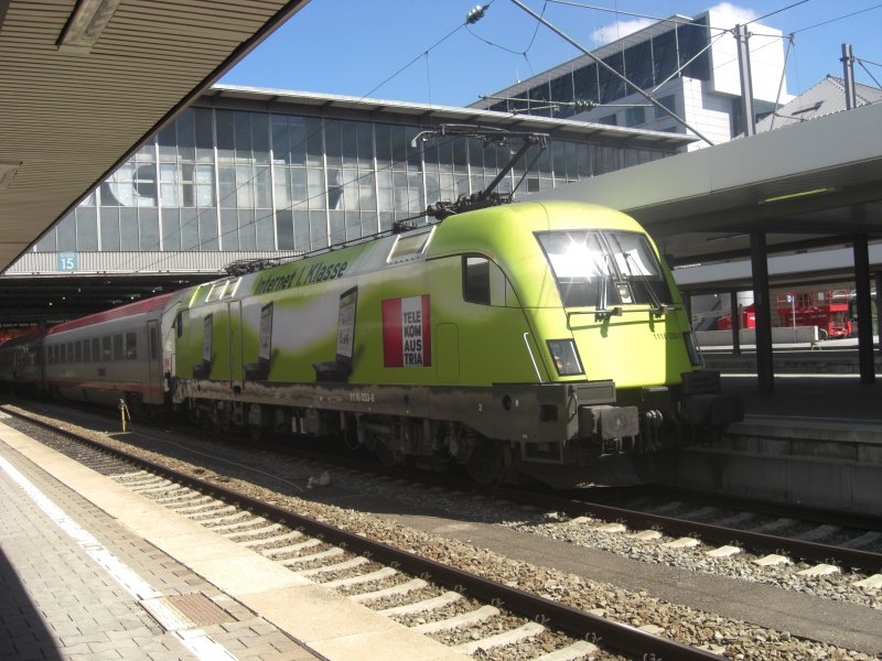 1116 033-0 der  Telekom-Stier  kurz vor der Abfahrt aus dem
Mnchner Hauptbahnhof am 31. Mai 2009.