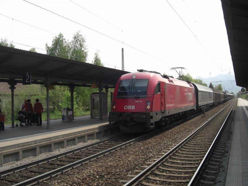 1216 131 durchfhrt mit einem gemischten Gterzug am 1. Mai 2009
den Bahnhof von Prien am Chiemsee.