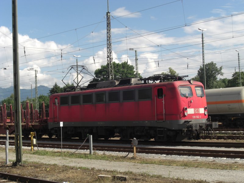 139 562-3 diesmal im Bahnhof von Rosenheim bei einer Rangierfahrt.
Das Bild entstand am 26. Juni 2009