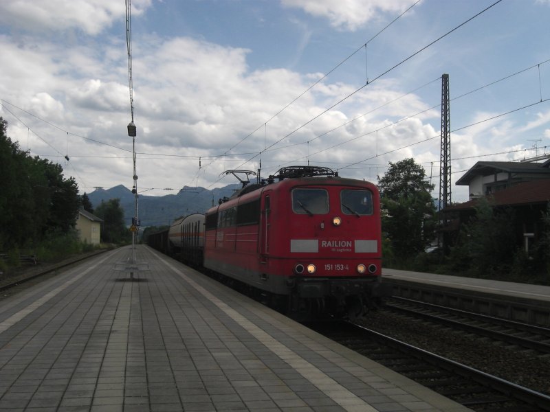 151 153-4 durchfhrt am 10 Juli 2009 den Bahnhof von
Prien am Chiemsee.