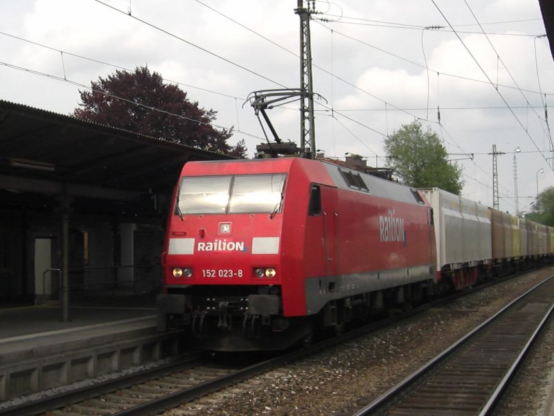 152 023-8  durchfuhr am 1. Mai 2009 mit einem Containerzug
den Bahnhof von Prien am Chiemsee.