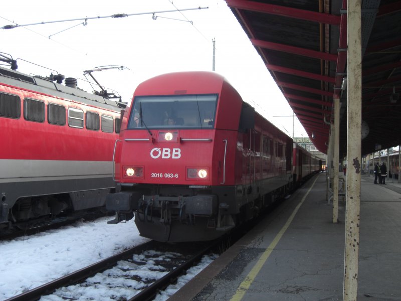 2016 063-6 war die erste dieser Art die wir fotografieren konnten.
Das Foto entstand am 25. Februar 2009 im Salzburger Hauptbahnhof.