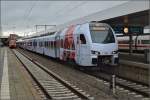 Die Farbe des neuen S�dwest-Express 429 015-1 wird durch das fahle Licht des aufziehenden Sturms in ihrem Eindruck verst�rkt.