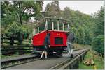 Nachdem der Dm 2/2 N° 3 der Blonay Chamby Bahn auf die im vorher gezeigten Bild aufgefahren und befestigt worden ist, kann das Fahrzeug relativ leicht gedreht werden. 
Das Bild entstand im Wald, zwischen Chantemerle und Vers-chez-Robert und geh ...