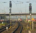DIe Bahnhofsein-oder ausfahrt von Gieen mit einer 110 zwischen den Signalen ...