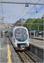 Im Euskotren Bahnhof von Donostia Armada / San Sebastian Aramda hat fast jedes Gleis zwei Bahnsteige. Der CFA Serie 900 Euskotren Triebzüge 920 wartet auf seine Abfahrt.

17. April 2024