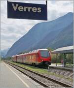 Der bimodulare FS Trenitalia BUM BTR 831 001 erreicht RE von Torino Porta Nuova nach Aosta den Bahnhof von Verres. Der Zug kann mit Dieselmotoren oder elektrisch mit 3000 Volt Gleichstrom betreiben werden, verfügt für die Achsanordnung Bo'  ...