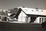 (MD128) - Aus dem Archiv: Kbli, Gstaad - BE 26'793 - Saurer/Saurer + Perreten, Lauenen - BE 26'632 - Saurer um 1960 in Gstaad, Post