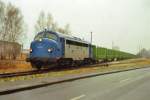 V170 1125 mit einem Holzzug im Bahnhof Torgelow (2001)