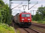 185 323-0 fuhr mit einem Gterzug von Maschen RBF nach Dnemark durch die Weltstadt Schleswig am 26.6.