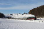 01 066 des  Bayerischen Eisenbahn Museums  aus Nrdlingen war mit einem Sonderzug in Richtung Freilassing unterwegs. Aufgenommen am 9. Dezember 2023 bei Axdorf im Chiemgau.