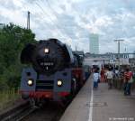 Mit dem Dampfsonderzug quer durch Schleswig-Holstein steht 01 0509-8 am frhen Morgen des 17.7.10 von vielen Eisenbahnfreunden belagert im Bhf. Hamburg-Altona.