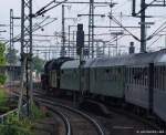 Einfahrt in den Bhf. Neumnster fr 01 0509-8 mit ihren S-H Sonderzug. 17.7.10