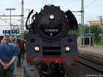 01 0509-8 steht am 17.7.10 von zahlreichen Bahn-Freunden belagert im Bhf. Neumnster beim Betriebsaufenthalt.