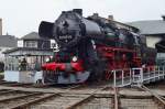 Kriegslok 52 8131 auf die Drehscheibe ins Bw Nossen; 23 Mai 2015.