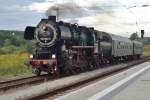 Uberraschung in Naumburg (Saale) Hbf am 18 September 2015: 52 8154 mit zwei ex-DR Wagen grüsst den Fotografen.