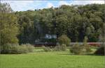 Schienenverkehr am Schienerberg. 

52 7596 mit ihrem EFZ-Sonderzug für die SEHR & RS bei Arlen. Oktober 2022.