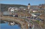 Bildvariante (st�rker zugeschnitten): Beim h�bschen Ort von Schluchsee am gleichnamigen See verl�sst die UEF 58 311 mit ihrem Dampfzug nach Seebrugg den Haltepunkt. 

27. Dezember 2025
