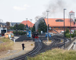BR 99/521697/ein-blick-zum-bahnwerk-der-hsb Ein Blick zum Bahnwerk der HSB in Wernigerode wurde am 19.08.16 im Bild festgehalten. Zu erkennen ist 99 7241-5 und einem (vermtl.) Lokführer auf seinem Weg zur Arbeit.