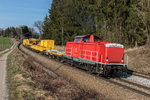 212 298-4 war am 28. Mrz 2016 mit einem Bauzug bei Sossau in Richtung Freilassing unterwegs.