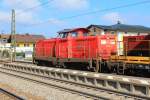 212 094-7 an der Zugspitze eines kleinen Bauzugs im Bahnhof von Prien am Chiemsee.