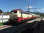 281 105-5 mit einem Sonderzug im Bahnhof von Siegsdorf, an der Strecke  Traunstein - Ruhpolding.