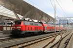 218 423-2 steht abfahrbereit mit einem Regionalzug nach Landshut im Hauptbahnhof von Salzburg.