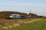 247 908 war mit einem schwach beladenem Autozug an 15. September 2023 bei Klanxbll auf dem Weg nach Westerland..