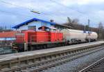 294 887-5 mit zwei Gaskesselwagen bei der Ausfahrt aus dem Priener Bahnhof am 4.