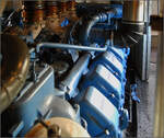 Als Ergänzung zu Armins Bild von V 270.09 der Blick auf den damals ziemlich neuen Motor bei der Schwesterlok V 270.08 zeigt die neue blaue Power in der seinerzeit gelben Lok.