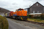 Die KSW 44 (92 80 1271 004-4 D-KSW) eine MaK G 1000 BB der KSW (Kreisbahn Siegen-Wittgenstein), mit einem leeren Coilzug vom Pfannenberg in Neunkirchen-Salchendorf kommend, am 22 März 2024 in Neunkirchen-Struthütten. So erreicht sie gleichdrauf den KSW-Rangierbahnhof in Herdorf, Betriebsstätte FGE -Freien Grunder Eisenbahn.

Die Lok 44 wurde 2003 unter der Fabriknummer 1001462 bei Vossloh gebaut und am 05.01.2004 an die SK - Siegener Kreisbahn GmbH geliefert, welche ab Ende 2004 nun als Kreisbahn Siegen-Wittgenstein (KSW) firmiert.