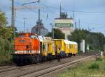 LOCON 215 (92 80 1203 141-7 D-LOCON) fhrt am 18.9.10 mit einem Bauzug durch den Ort Tostedt.