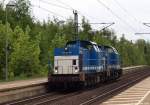 V100-SP-009/203 129-2 & V100-SP-007/203 409-8 von Spitzke dieseln am Nachmittag des 11.5.12 durch den Bhf. Elmshorn.