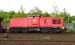 WFL Lok 15 202 822-3 dieselte am 17.05.12 mit einem Bauzug durch Hamburg.