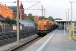 BBL 11 (203 157-3) BBL Logistik GmbH mit einer unbekannten V100 und einem gemischtem Güterzug in Rathenow und fuhr weiter in Richtung Stendal. 14.08.2015