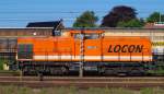 ...Schwesterlok der Locon 216(203 142-5)und einem Bauzug bestehend aus 30 4-achsigen Niederbordwagen in Padborg abgestellt worden war. Padborg 4.6.2010