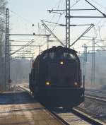 Ein weiteres Gegenlichtopfer war die V 100 2335 die mit einem neuen Speno Weichenschleifer durch Schleswig dieselte. 28.01.11