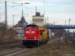 212 317-2 fhrt am 12.2.11 mit Baugermpel durch den Ort Tostedt.