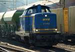 Portraitaufnahme der 212 285-1 der MWB die mit einem Wiebe Schotterwagenganzzug durch Harburg rollte. 30.9.11