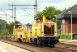 Wiebes 211 015-3 dieselt hier mit einer Plasser & Theurer 09-32 CSM und einer SSP 110 durch Schleswig. 20.07.12